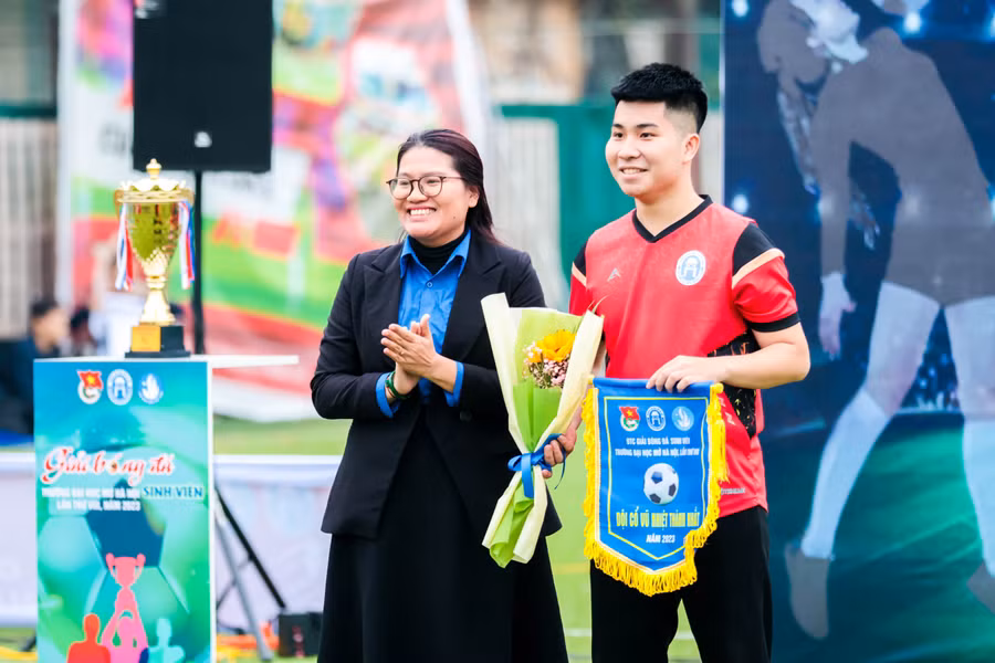 Cổ động viên Khoa Tài chính Ngân hàng nhận giải dành cho Đội cổ vũ nhiệt thành nhất.