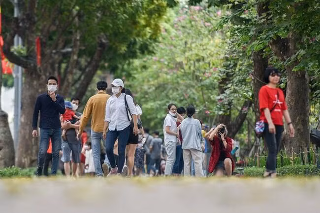 Việc kéo dài thời gian hoạt động của các không gian đi bộ trên địa bàn quận Hoàn Kiếm sẽ tạo thêm không gian vui chơi, sinh hoạt cộng đồng cho nhân dân Thủ đô, du khách trong và ngoài nước dịp nghỉ lễ Quốc khánh. Ảnh minh họa.