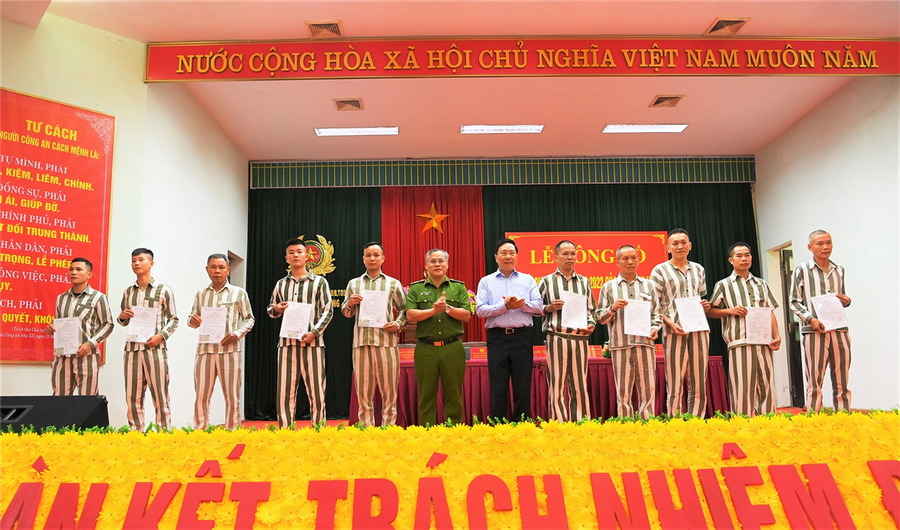 Phó Thủ tướng Thường trực Chính phủ Phạm Bình Minh; Thứ trưởng Bộ Công an Nguyễn Văn Long trao Giấy chứng nhận đặc xá và căn cước công dân cho các phạm nhân được đặc xá năm 2022. Phó Thủ tướng Thường trực Chính phủ Phạm Bình Minh; Thứ trưởng Bộ Công an Nguyễn Văn Long trao Giấy chứng nhận đặc xá và căn cước công dân cho các phạm nhân được đặc xá năm 2022.
