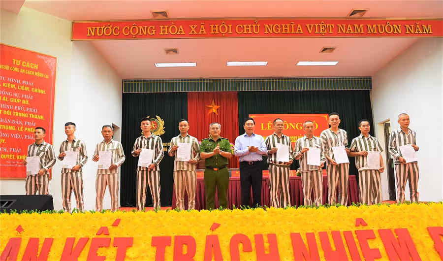 Phó Thủ tướng Thường trực Chính phủ Phạm Bình Minh; Thứ trưởng Bộ Công an Nguyễn Văn Long trao Giấy chứng nhận đặc xá và căn cước công dân cho các phạm nhân được đặc xá năm 2022.