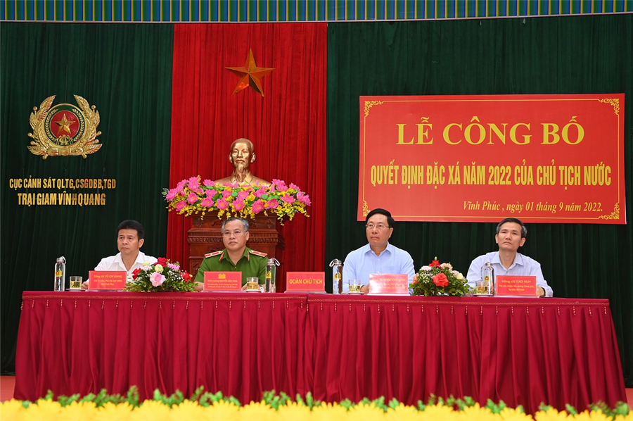 Phó Thủ tướng Thường trực Phạm Bình Minh cùng các đại biểu tại buổi Lễ. Phó Thủ tướng Thường trực Phạm Bình Minh cùng các đại biểu tại buổi Lễ.