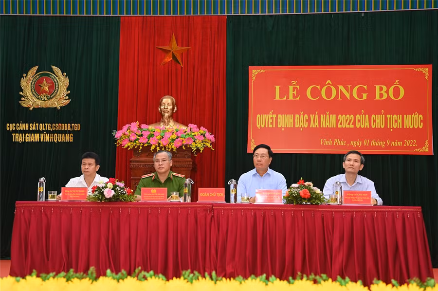 Phó Thủ tướng Thường trực Phạm Bình Minh cùng các đại biểu tại buổi Lễ.