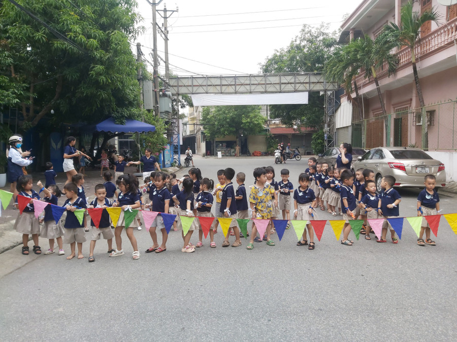 Theo đó, trong khuôn khổ 1 ngày, khoảng 200 học sinh trường Mầm non Ban Mai đã tham gia nhiều hoạt động thể thao sôi động như: chạy bộ, đồng diễn, kéo co, đua xe thăng bằng... Ngày hội được mở đầu bằng màn chạy marathon tranh tài giữa các vận động viên nhí.