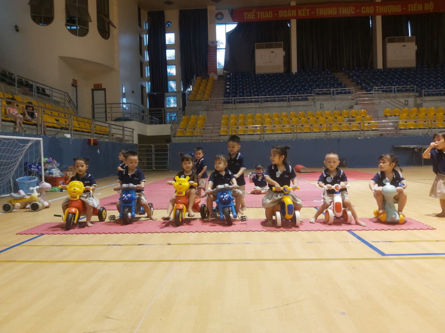 Phần thi đua xe - một trong những tiết mục hấp dẫn và mang đến nhiều tiếng cười, cỗ vũ của khán giả.