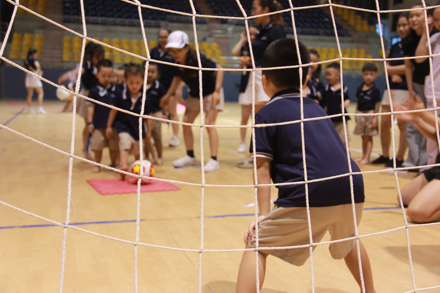 Ngoài ra, các em lớp 5 tuổi còn tranh tài với phần thi sút bóng vào lưới.