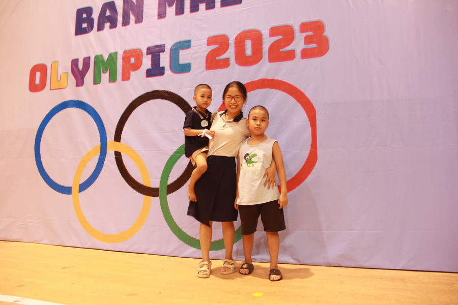 Nhiều bậc phụ huynh cũng tham gia cỗ vũ cho con trong các phần thi.