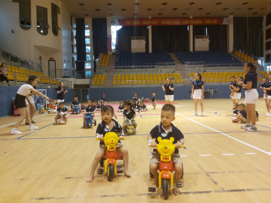 Màn tranh tài giữa 2 &quot;cua- rơ&quot; 3 tuổi đến từ lớp Nemo và Donal.