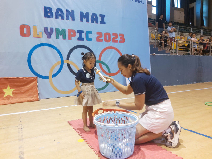 Phần thi Bật liên tiếp và ném bóng vào rổ của học sinh lớp 4 tuổi.