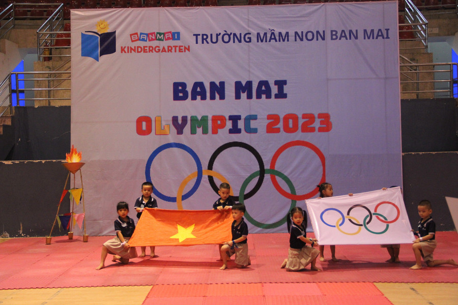 Các hoạt động được tổ chức tại Trung tâm thi đấu thể dục thể thao Hà Tĩnh. (Trong ảnh là lễ rước cờ, rước đuốc của các bé trường Mầm non Ban Mai).