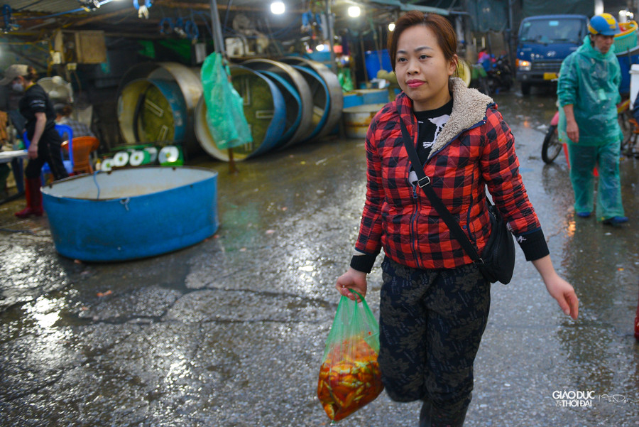 Do còn 2 ngày nữa mới đến ông Công ông Táo nhiều tiểu thương chỉ nhập số lượng ít để bán.