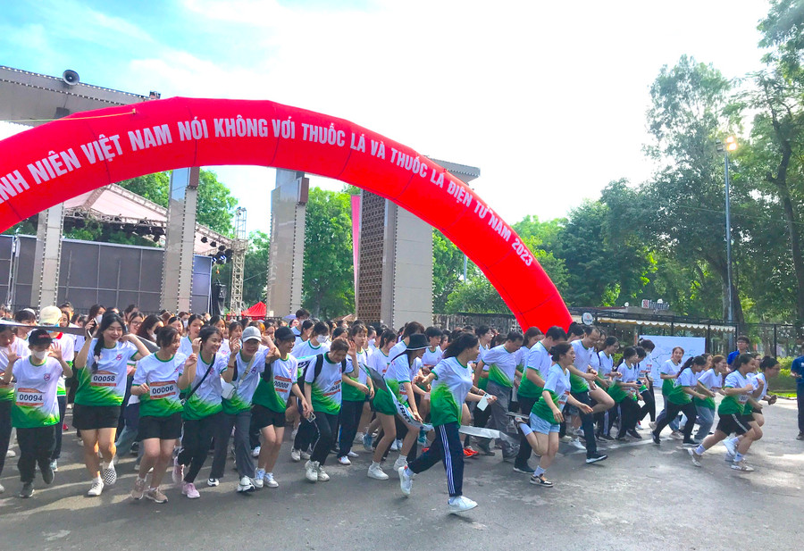 Giải chạy Marathon “Thanh niên Việt Nam nói không với thuốc lá và thuốc lá điện tử” bắt đầu.