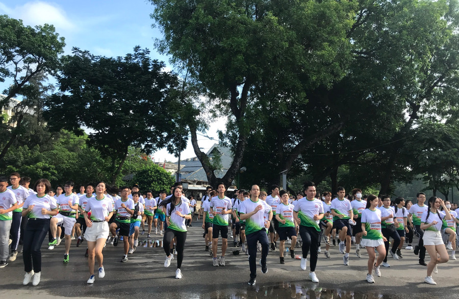 Các bạn trẻ khởi động sẵn sàng cho Giải chạy Marathon.