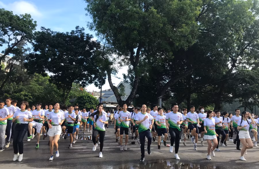 Các bạn trẻ khởi động sẵn sàng cho Giải chạy Marathon.