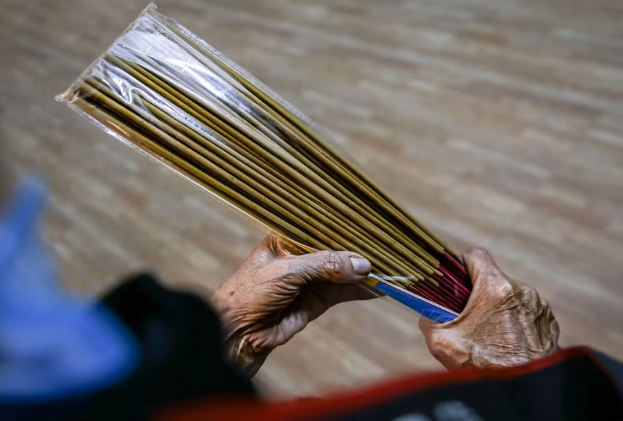 Nhang hương sau khi được hoàn thành sẽ được đóng gói với khối lượng trung bình là 100gr và được gọi là một thẻ hương.