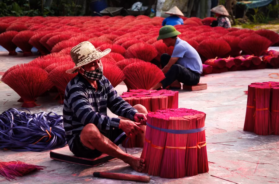 Chú Thắng (xã Quảng Phú Cầu) cho biết: “Những bó tăm sau khi được thu vào thì phải đóng thành cọc, rồi mới vận chuyển đến xưởng se hương… mà phải dứt khoát nếu không tăm nhang dễ bị gãy và phai màu lắm…”.