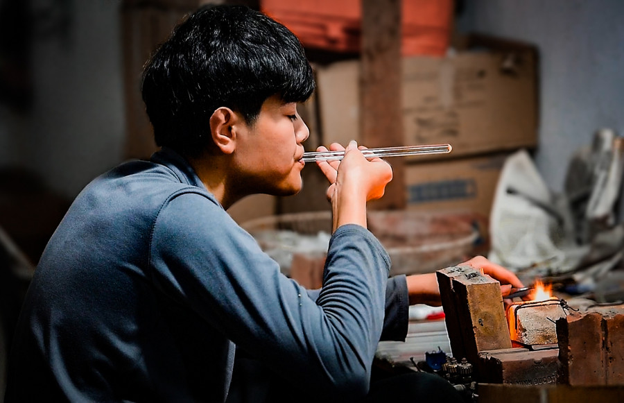 Thế hệ trẻ của làng nghề chăm chú học hỏi để quyết tâm giữ "lửa" cho nghề thổi thủy tinh truyền thống. Thế hệ trẻ của làng nghề chăm chú học hỏi để quyết tâm giữ "lửa" cho nghề thổi thủy tinh truyền thống.