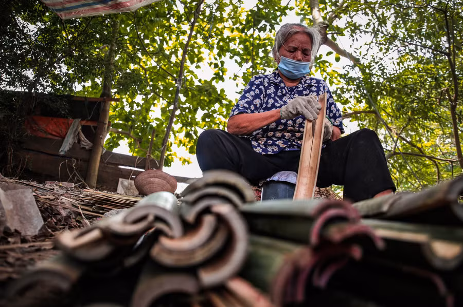 Những thanh tre, vầu đều được tách nhỏ ra để chuẩn bị cho công đoạn đưa vào máy làm chân hương.