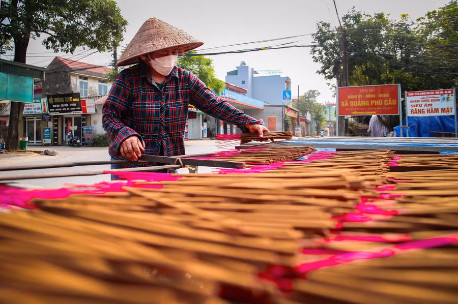 Hương nhang phải được phơi đủ thời gian để khô hoàn toàn, tránh tình trạng hương còn ẩm, như vậy khi đóng gói và sử dụng sẽ dễ bị mốc và không thể cháy.