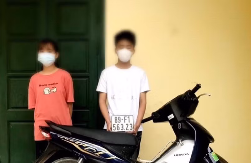  L.A.V. và V.T.C. tại cơ quan công an. Ảnh: Công an Hưng Yên.