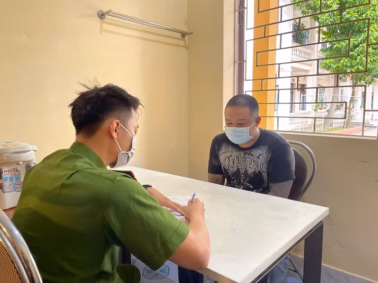 c lượng Công an làm việc với đối tượng Phạm Văn Nhân. Ảnh: Công an Hải Dương.