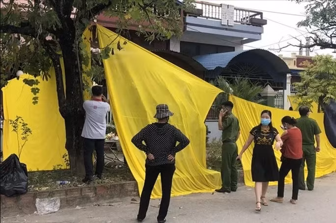 Lực lượng chức năng tiến hành khám nghiệm hiện trường vụ việc. Ảnh: Tr. Đ.