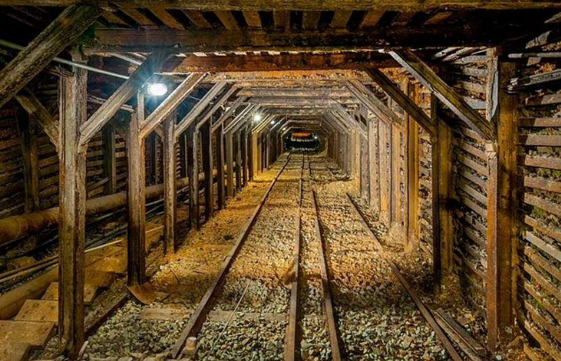 Hầm mỏ bỏ hoang ở New Mexico - nơi Michael Harris tìm thấy chiếc quần jean hiệu Levi’s từ thế kỷ 19. Ảnh: @denimdoctors / @ziphtc. Hầm mỏ bỏ hoang ở New Mexico - nơi Michael Harris tìm thấy chiếc quần jean hiệu Levi’s từ thế kỷ 19. Ảnh: @denimdoctors / @ziphtc.