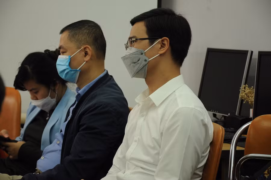 Theo các diễn giả, trong thực tế “người mẹ đủ tốt” là người mẹ đủ hạnh phúc để có thể chuyển tải được năng lượng hạnh phúc ấy cho con cái mình. Người mẹ ấy trước hết cần “nhân ái” với chính bản thân mình. Khi người mẹ đủ thấu cảm với chính mình, ngừng tự chỉ trích và hiểu rằng không ai là hoàn hảo, bà cũng sẽ giảm bớt những áp chế, kỳ vọng lên người con. Chuyên gia khuyên rằng người mẹ ái kỷ nên thực hành “chánh niệm” (mindfulness) để học cách buông bỏ những khổ đau. Dần dần, người mẹ sẽ có sự trắc ẩn với đứa con và giúp con thoát khỏi vòng lặp của sự ái kỷ.