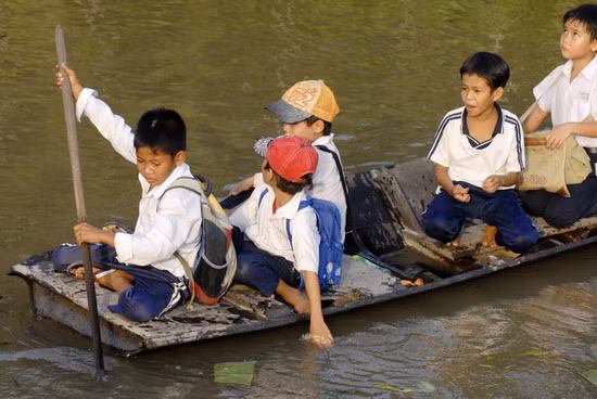 3. Nhóm học sinh tiểu học (trong ảnh) ở xã Phương Bình, huyện Phụng Hiệp mùa mưa hay mùa nắng đến trường đều bằng xuồng, ghe. Các em đi học phải bơi xuồng gần 3 cây số mới đến lớp học 