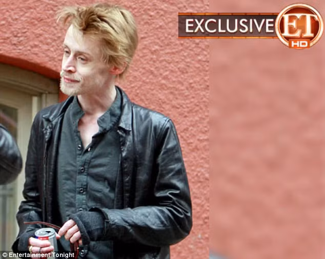 Ngôi sao "ở nhà một mình" bây giờ ra sao? ảnh 1 Macaulay Culkin appeared dishevelled and emaciated as he greeted fans in New York on Wednesday Read more: http://www.dailymail.co.uk/tvshowbiz/article-2099491/Home-Alone-star-Macaulay-Culkin-sparks-concern-emerges-looking-dishevelled-emaciated.html#ixzz1m2kd7eCX