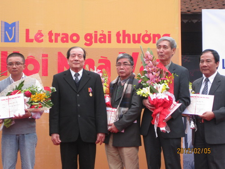 Nhà thơ Hữu Thỉnh và các tác giả đoạt giải thưởng văn học của Hội Nhà văn VN trong 2 năm 2010 và 2011.