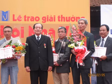 Nhà thơ Hữu Thỉnh và các tác giả đoạt giải thưởng văn học của Hội Nhà văn VN trong 2 năm 2010 và 2011.