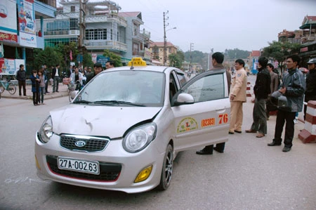 Taxi điên làm 2 người cấp cứu