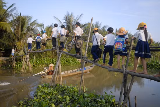 Đường đến trường của học sinh miền Tây