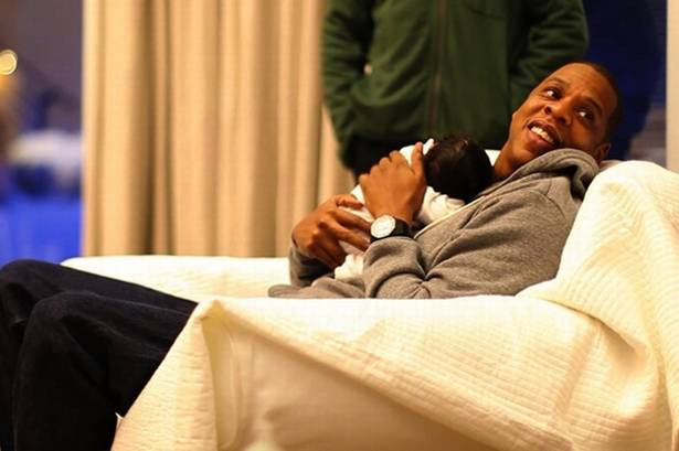 ay-Z đã được nhìn thấy dịu dàng ôm con gái mình trong một snap đáng yêu Read more: http://www.dailymail.co.uk/tvshowbiz/article-2099596/Blue-Ivy-pictures-Beyonce-Jay-Z-share-family-portraits-baby-daughter.html#ixzz1m9y0AHex