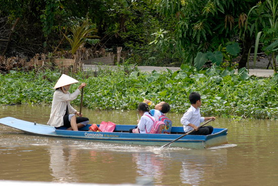 Còn học sinh ở huyện Hòn Đất- Kiên Giang, đi bộ hàng cây số để đến trường đối lấy con chữ cho mình 