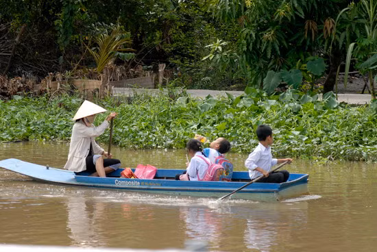 Còn học sinh ở huyện Hòn Đất- Kiên Giang, đi bộ hàng cây số để đến trường đối lấy con chữ cho mình 