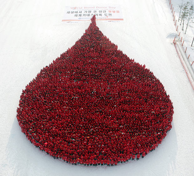 Some 3,000 students from Baekseok University create the shape of a drop of blood at a ski resort in PyeongChang, South Korea. The Korean National Red Cross and the faculty jointly arranged the event as part of a campaign to encourage blood donation. They plan to seek a listing for the ’world’s largest blood drop’ from Guinness World Records.