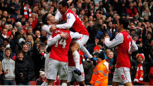 Van Persie lập hat-trick, Arsenal huỷ diệt Blackburn