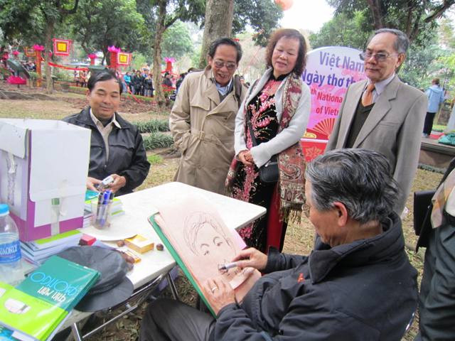 Nhà thơ Trần Nhương vẽ tốc ký chân dung cho nhà thơ NGuyễn Anh Nông