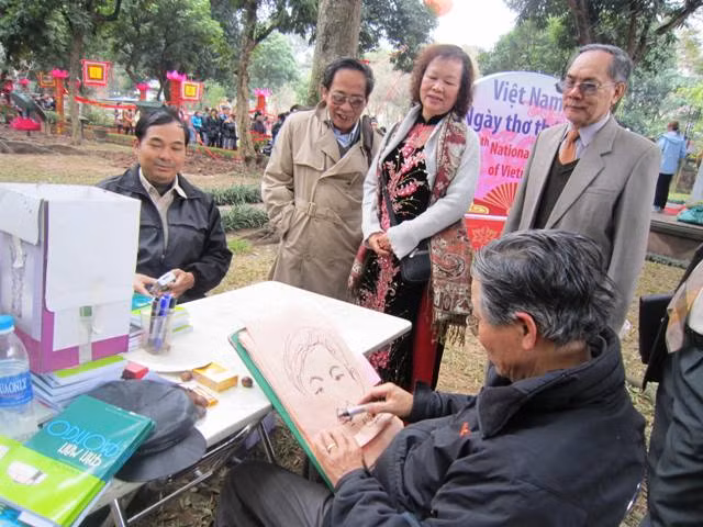 Nhà thơ Trần Nhương vẽ tốc ký chân dung cho nhà thơ NGuyễn Anh Nông