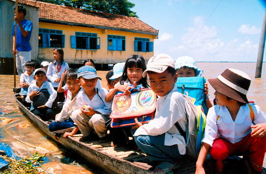 Mùa lũ học sinh đến trường bằng phương tiện chính là xuồng ghe, ảnh chụp học sinh ở xã Phú Lộc, thị xã Tân Châu- An Giang 