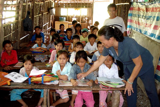 Lớp học tình thương ở vùng sâu vùng xa thuộc ở ấp Xẻo Nhàu A, xã Tân Thạnh, huyện An Minh- Kiên Giang của vợ chồng thầy, cô giáo Trần Văn Nhâm và Lê Ngọc Lệ giúp các em nghèo biết đọc chữ