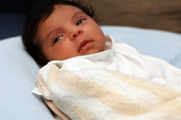 Mới hơn một tháng nhưng nhìn cô bé Blue Ivy đã rất thanh tú,
