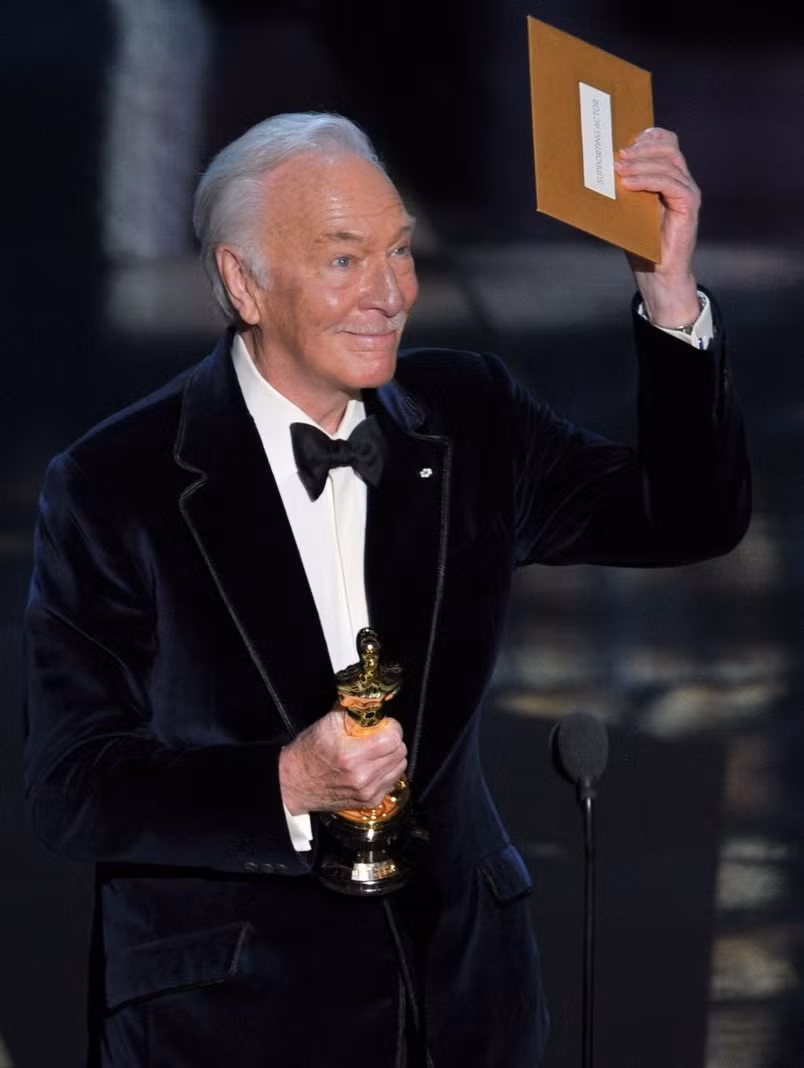 Nam diễn viên 82 tuổi Christopher Plummer nhận giải Nam phụ xuất sắc nhất trong The Beginners. Đây là tượng vàng Oscar đầu tiên của ông, giúp ông trở thành nam diễn viên lớn tuổi nhất từng nhận được 1 giải Oscar (kỷ lục trước đây thuộc về Clint Eastwood).