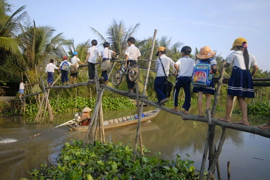 Đường đến trường của học sinh miền Tây