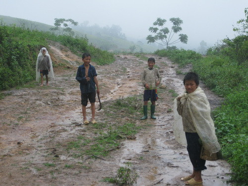 Để thu hút những đứa trẻ Mông nơi vùng cao heo hút này thì chỉ có đặt điểm trường, cùng sự nhiệt huyết của thầy, cô giáo mới có thể "kéo" các em tới trường học chữ Để thu hút những đứa trẻ Mông nơi vùng cao heo hút này thì chỉ có đặt điểm trường, cùng sự nhiệt huyết của thầy, cô giáo mới có thể