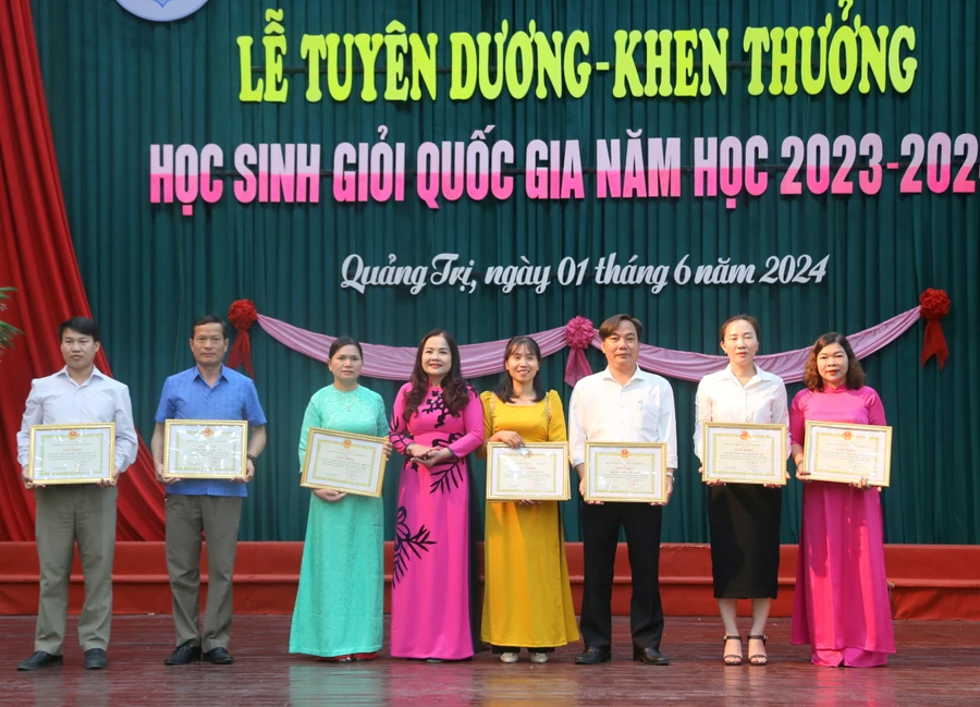 khen-thuong-giao-vien-2