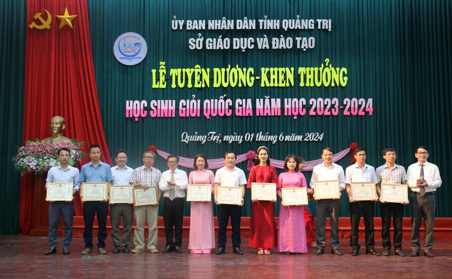 Các giáo viên nhận giấy khen của giám đốc Sở GD&amp;ĐT Quảng Trị.