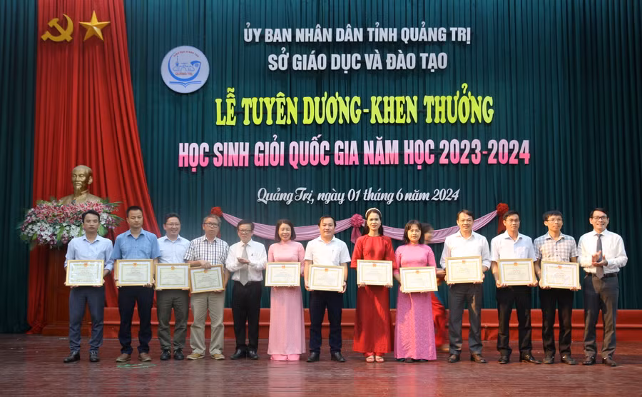 Các giáo viên nhận giấy khen của giám đốc Sở GD&amp;ĐT Quảng Trị.