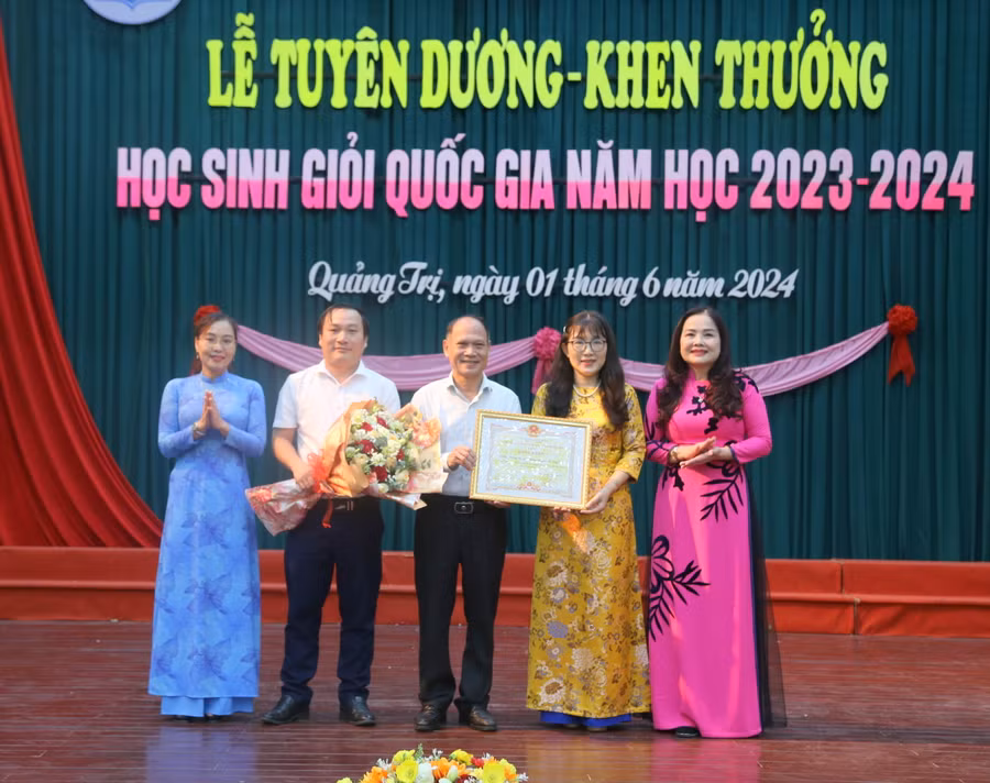 UBND tỉnh trao Bằng khen cho Trường THPT chuyên Lê Qúy Đôn.